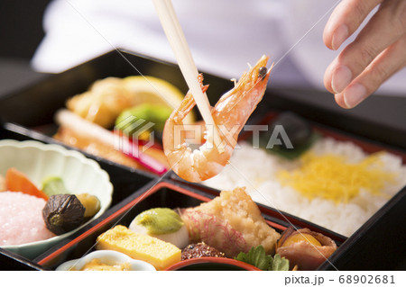 懐石弁当の盛り付けをする手元 68902681