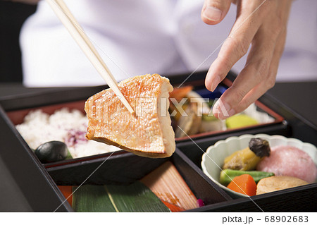 懐石弁当の盛り付けをする手元 68902683