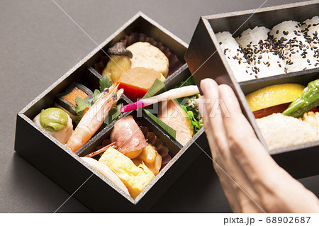 懐石弁当の盛り付けをする手元 懐石弁当の盛り付けをする手元 68902687