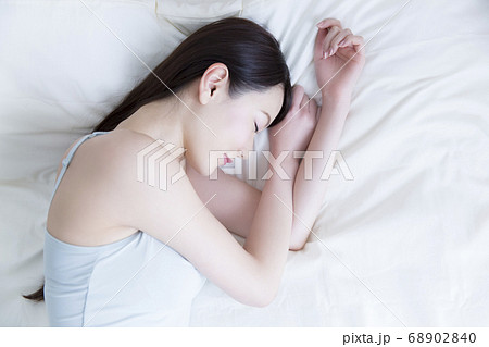 ベッドで眠る女性 68902840