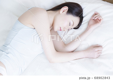 ベッドで眠る女性 68902843