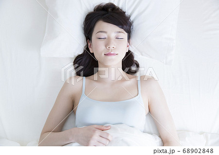 ベッドで眠る女性 68902848