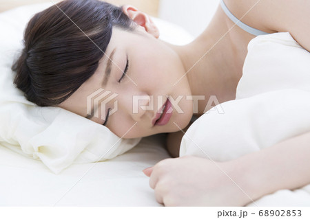 寝苦しそうな女性 寝苦しそうな女性 68902853