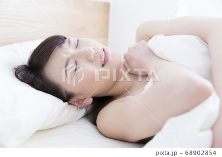 寝苦しそうな女性 寝苦しそうな女性 68902854
