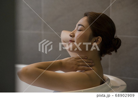 女性　ビューティー　バスタイム　リラックス 68902909