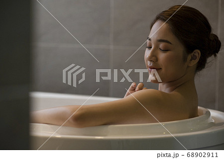女性　ビューティー　バスタイム　リラックス 68902911
