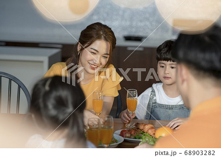 家族 食事 家族 食事 68903282
