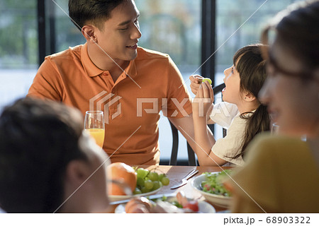 家族　食事 68903322