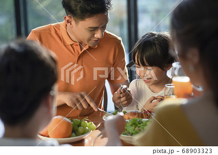 家族　食事 68903323