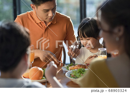 家族　食事 68903324