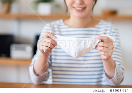マスクを持つ若い女性 68903414