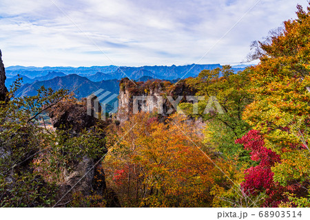 (群馬県)秋の妙義山 大砲岩・天狗の評定付近 (群馬県)秋の妙義山 大砲岩・天狗の評定付近 68903514