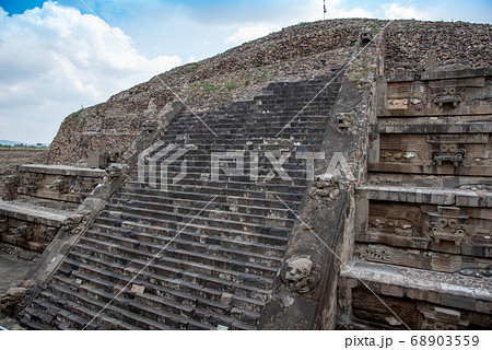 メキシコ　世界遺産のテオティワカン遺跡のレリーフ 68903559