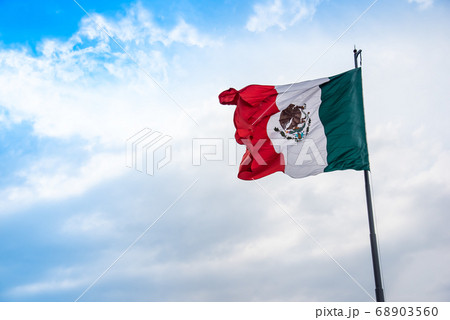 メキシコ　メキシコシティ のソカロにある国旗 68903560