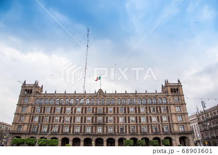 メキシコ メキシコシティ のソカロにある建物と国旗 メキシコ メキシコシティ のソカロにある建物と国旗 68903601