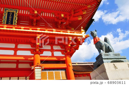 京都 伏見稲荷大社楼門と楼門前に鎮座されるお狐様 京都 伏見稲荷大社楼門と楼門前に鎮座されるお狐様 68903611