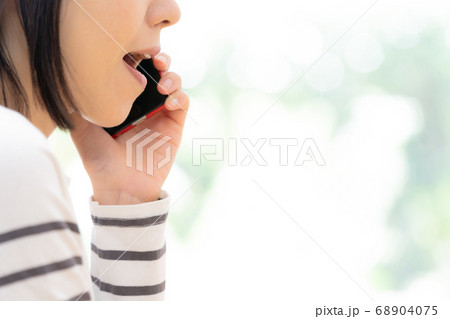 スマホで通話する女性 68904075