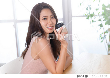 コーヒーを飲む女性 68905726