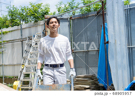 建築現場で働く若い男性作業員 68905957