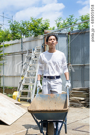 建築現場で働く若い男性作業員 建築現場で働く若い男性作業員 68905958