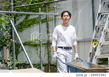 建築現場で働く若い男性作業員 建築現場で働く若い男性作業員 68905962