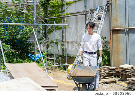 建築現場で働く若い男性作業員 68905966