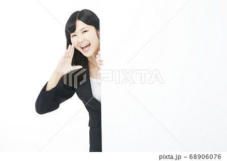 女性　ビジネス　白背景 68906076