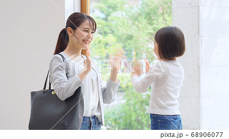 手を振る母娘 68906077