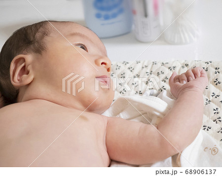 沐浴後の生後1ヶ月新生児の赤ちゃんの写真素材