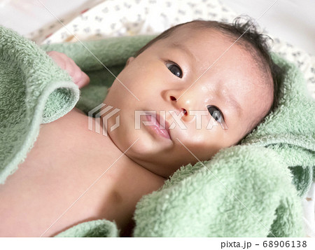 沐浴後の生後1ヶ月新生児の赤ちゃんの写真素材