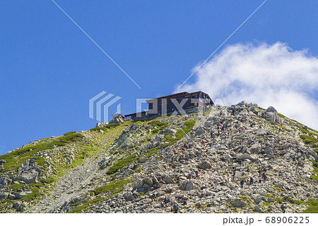 北アルプス 立山 登山道から望む雄山山頂 の写真素材