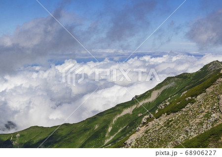 【北アルプス・立山】登山道から望む雲海と別山 【北アルプス・立山】登山道から望む雲海と別山 68906227