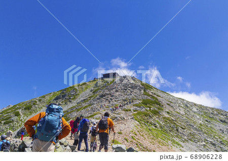 【北アルプス・立山】登山道から望む雄山山頂 【北アルプス・立山】登山道から望む雄山山頂 68906228