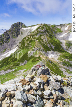 【北アルプス・立山】 登山道から望む 一ノ越山荘と龍王岳・浄土山	 68906234