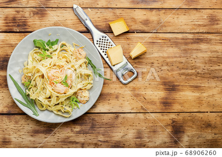 Fettuccine pasta with shrimp 68906260