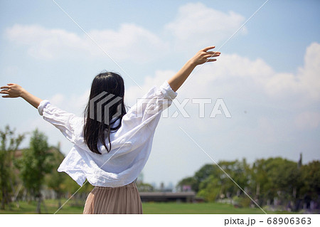 空に向かって手を広げる女性 空に向かって手を広げる女性 68906363