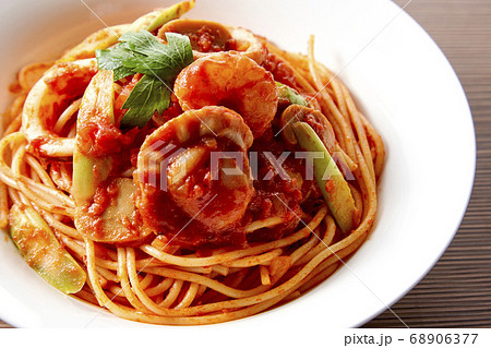 帆立とイカの魚介類が入ったトマトソースのパスタ 68906377