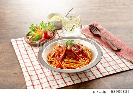 帆立とイカの魚介類が入ったトマトソースのパスタ 68906382