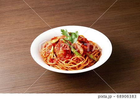 帆立とイカの魚介類が入ったトマトソースのパスタ 帆立とイカの魚介類が入ったトマトソースのパスタ 68906383