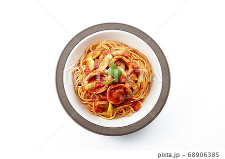 帆立とイカの魚介類が入ったトマトソースのパスタ【真俯瞰-バック飛ばし-影イキ】 帆立とイカの魚介類が入ったトマトソースのパスタ【真俯瞰-バック飛ばし-影イキ】 68906385