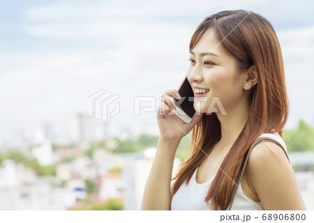 Business woman making a phone call Business woman making a phone call 68906800