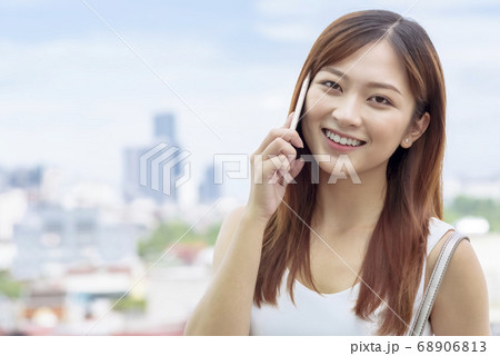 Business woman making a phone call 68906813