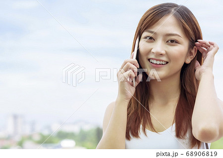 Business woman making a phone call Business woman making a phone call 68906819