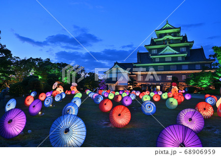 岡山城のライトアップと和傘の写真素材