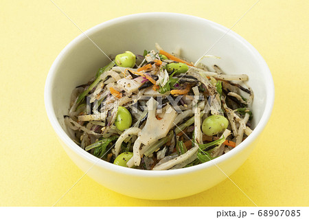 蒸し鶏とヒジキのサラダ（根菜サラダ） 68907085