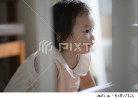 部屋で遊ぶ赤ちゃん 部屋で遊ぶ赤ちゃん 68907116