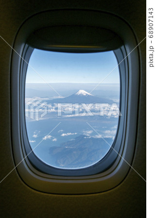富士山 飛行機窓からの写真素材 [68907143] - PIXTA