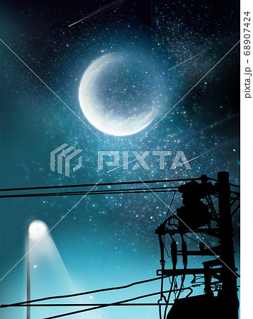 星空の下弦の月と電柱のシルエット 68907424