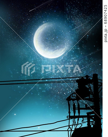 星空の下弦の月と電柱シルエット 68907425