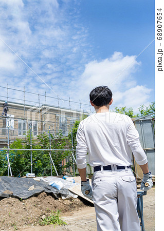 建築現場で働く若い男性作業員 68907654